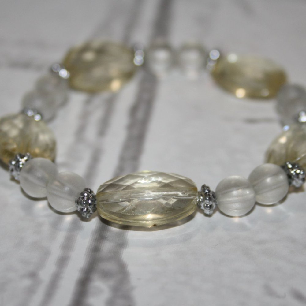 Beautiful clear and cream beaded bracelet 8"